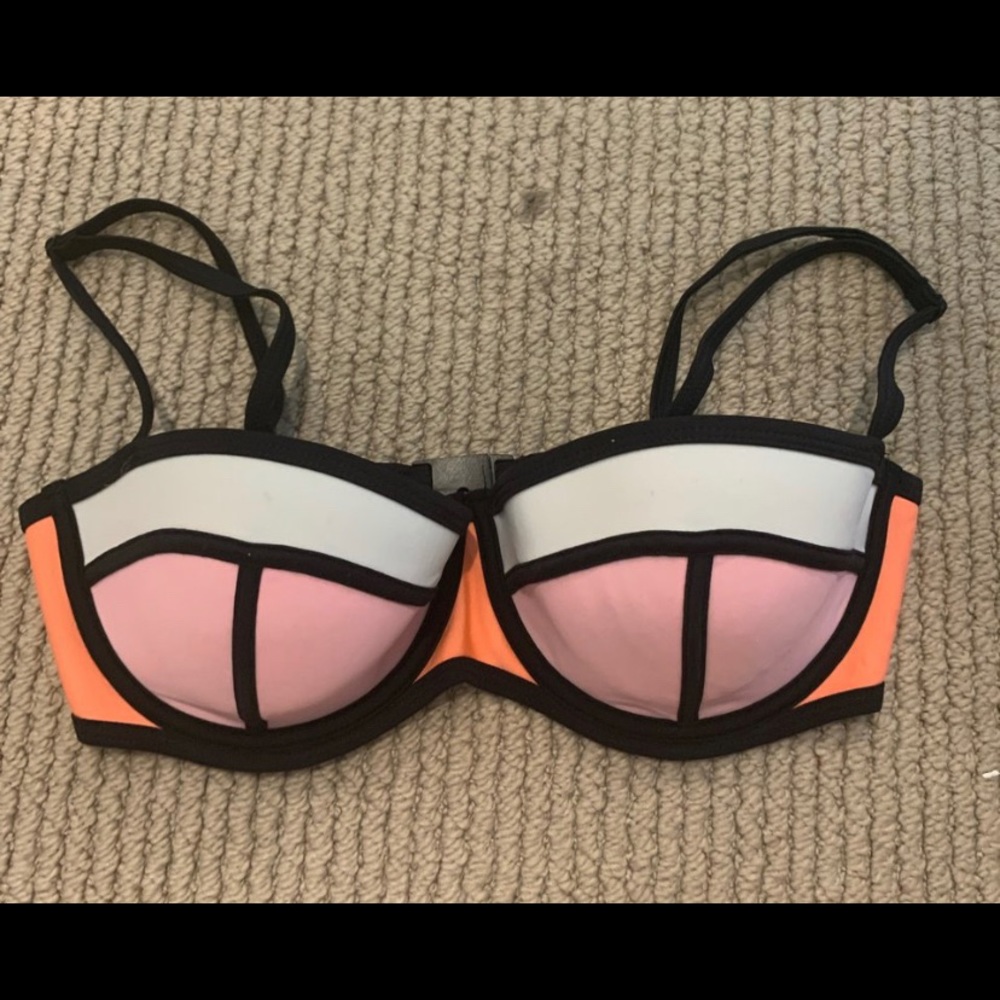 great condition triangl bathing suit top!!